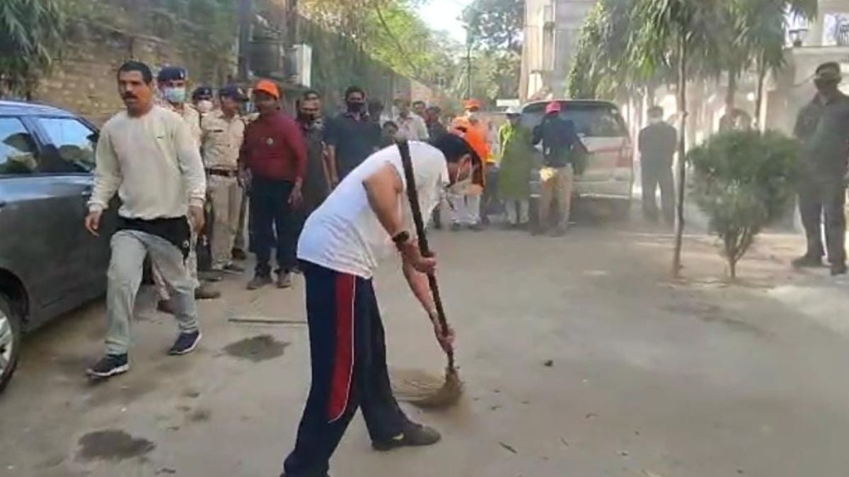 केंद्रीय मंत्री ज्योतिरादित्य सिंधिया ने वार्ड की गलियों में की सफाई. (Photo: Aajtak)