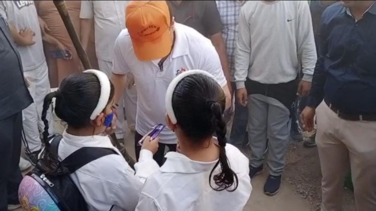 केंद्रीय मंत्री ज्योतिरादित्य सिंधिया ने वार्ड की गलियों में की सफाई. (Photo: Aajtak)