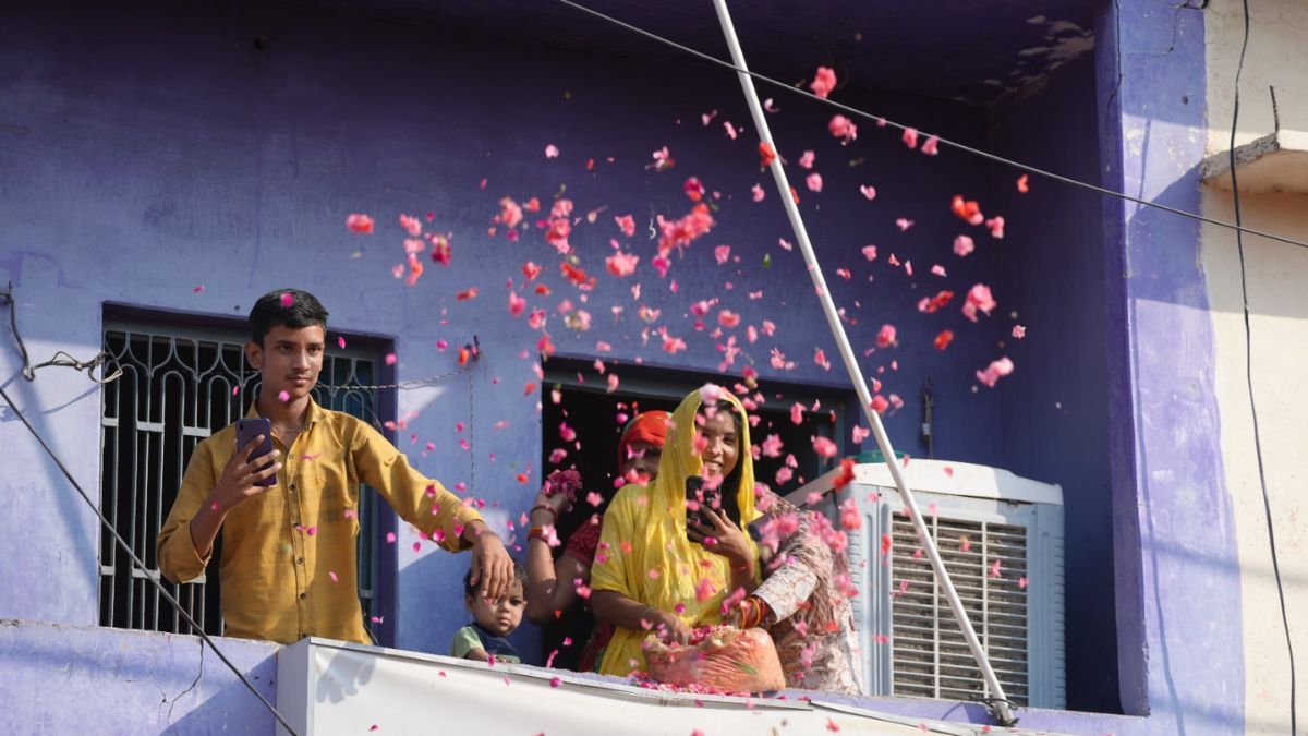 kanpur dehat 1008 women carry kalash 5 km procession faith floods kanpur dehat 1008 women carry kalash 5 km procession faith floods