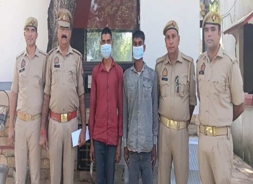 पुलिस की गिरफ्त में आरोपी. पुलिस की गिरफ्त में आरोपी.