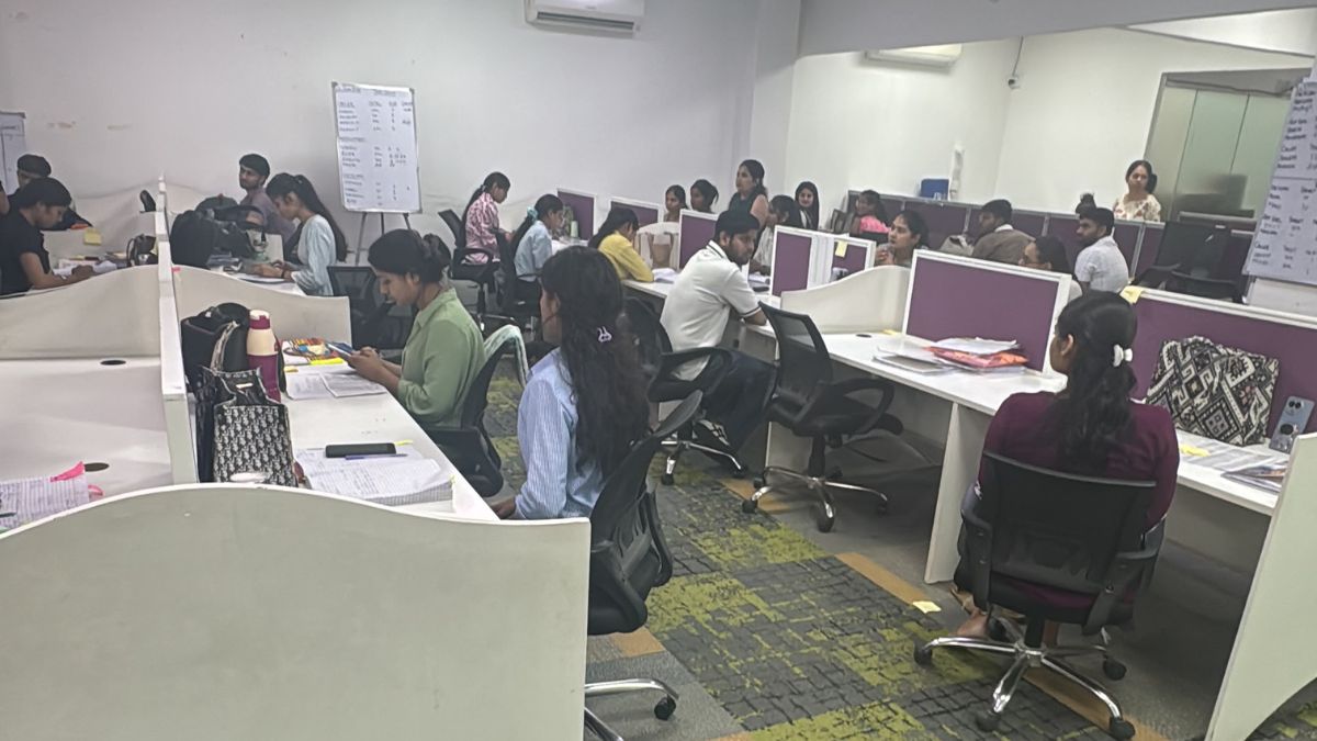 150 girls made calls 20 boys posed as doctors 80 crore weight loss scam story 150 girls made calls 20 boys posed as doctors 80 crore weight loss scam story