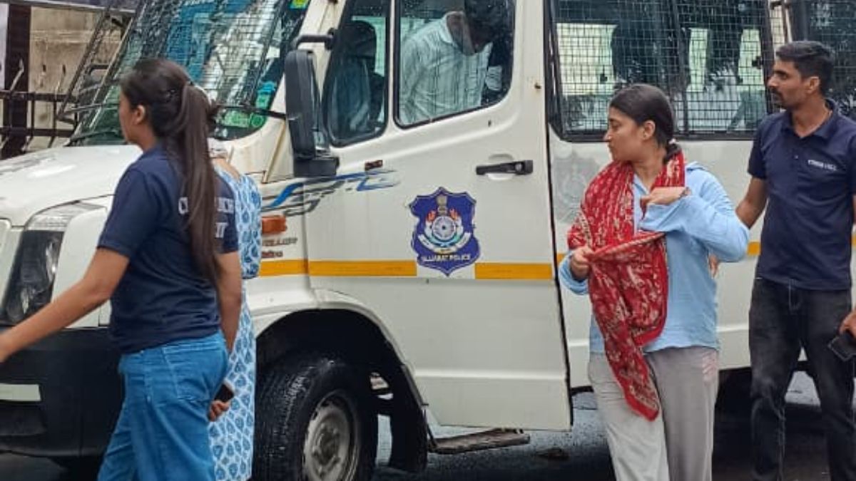 150 girls made calls 20 boys posed as doctors 80 crore weight loss scam story 150 girls made calls 20 boys posed as doctors 80 crore weight loss scam story