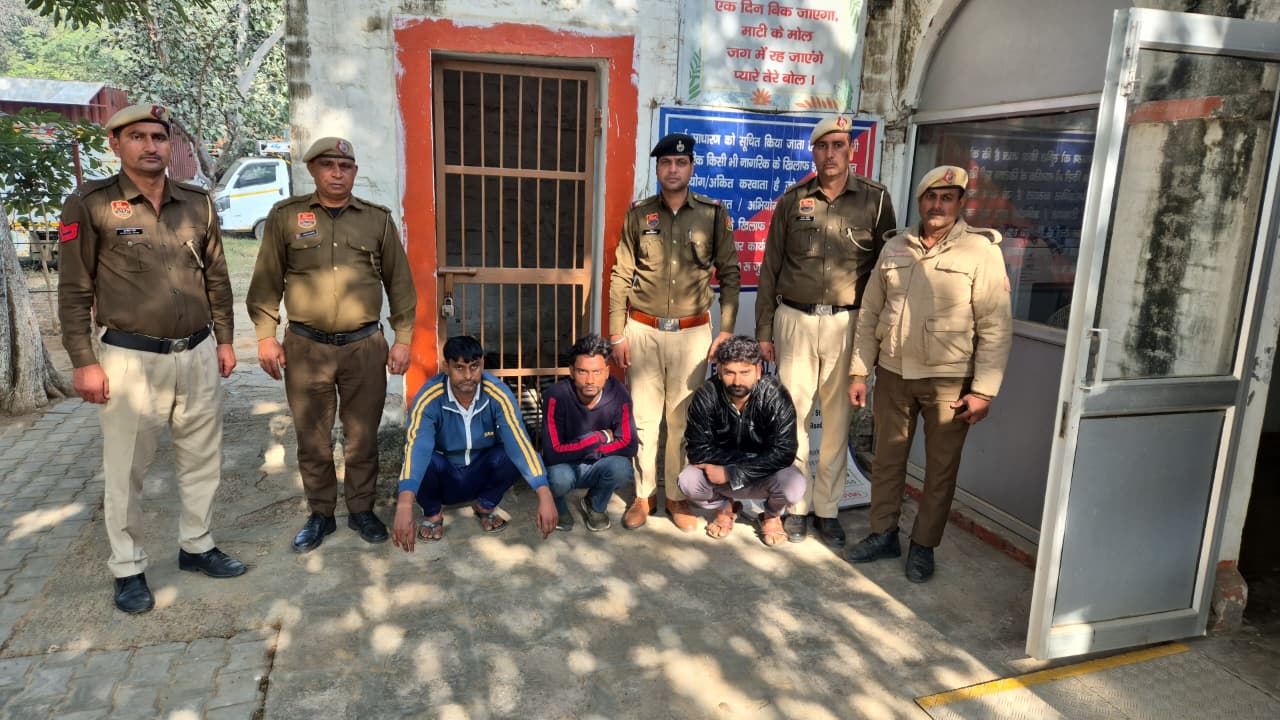 पुलिस की गिरफ्त में आरोपी.
