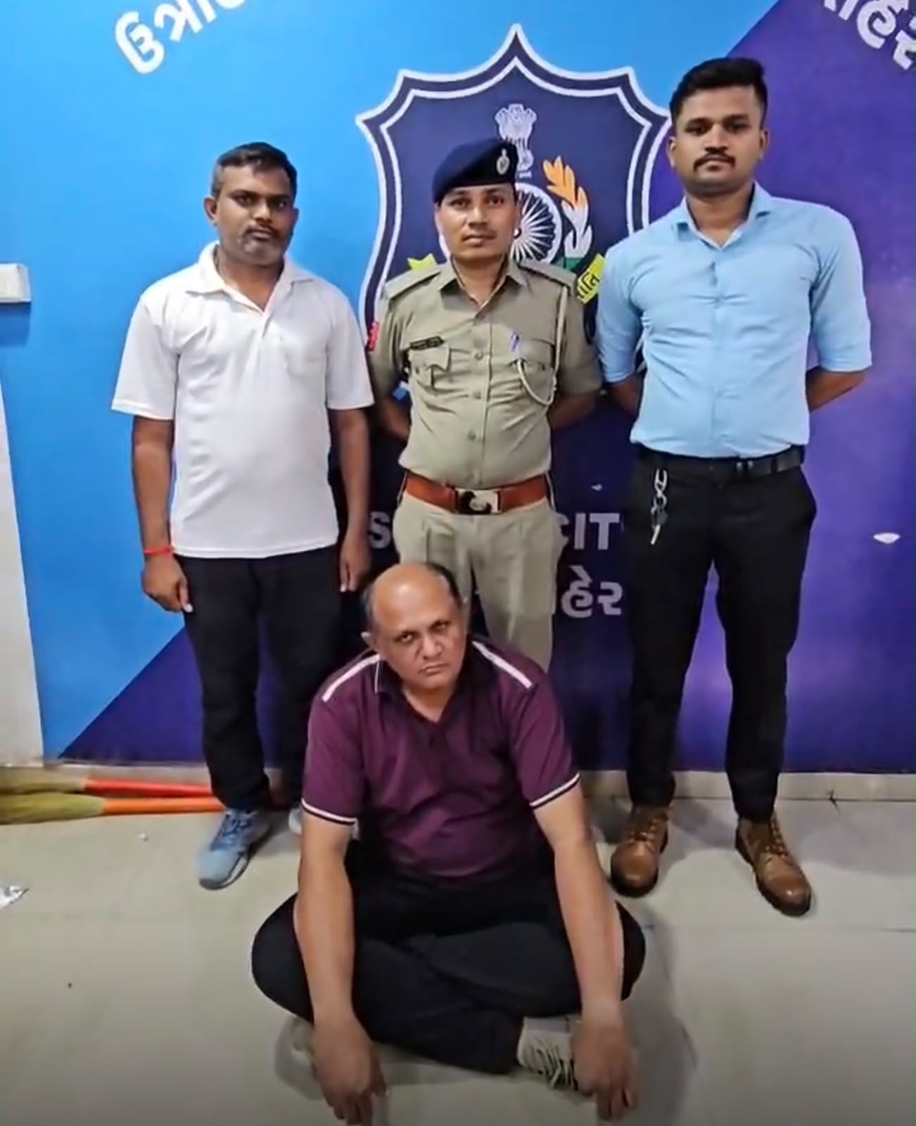 पुलिस की गिरफ्त में आरोपी.