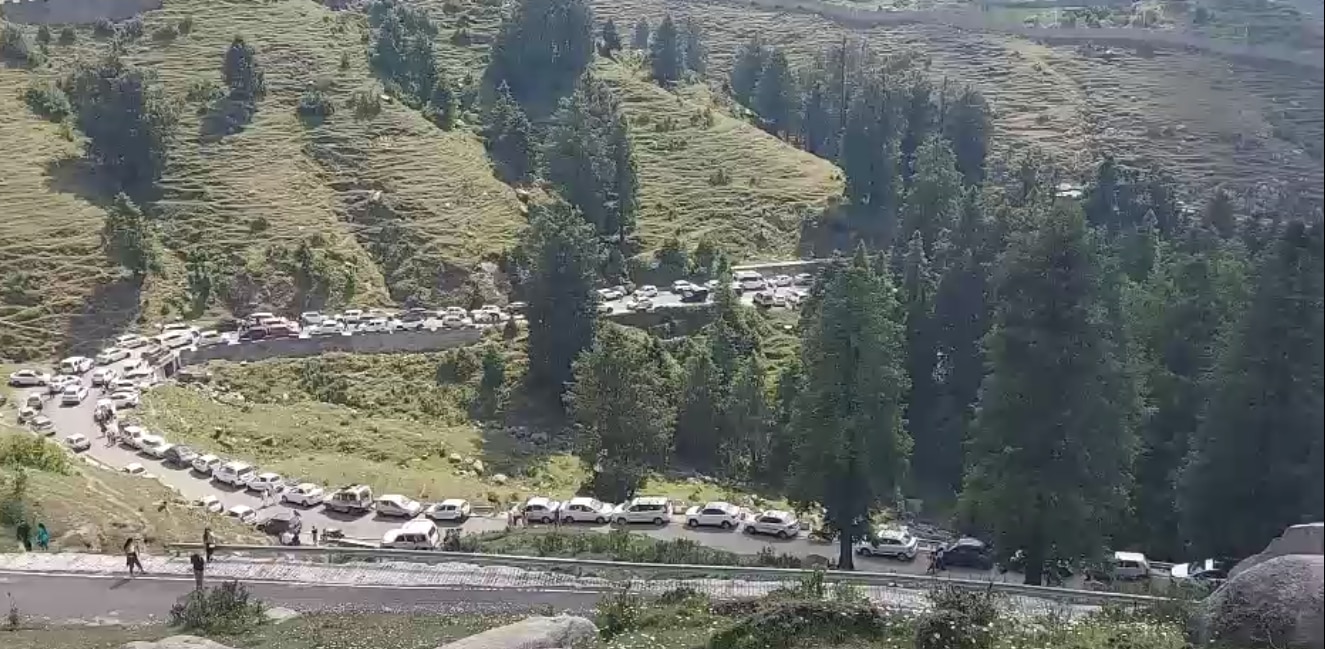 पहाड़ों में उमड़ी भीड़