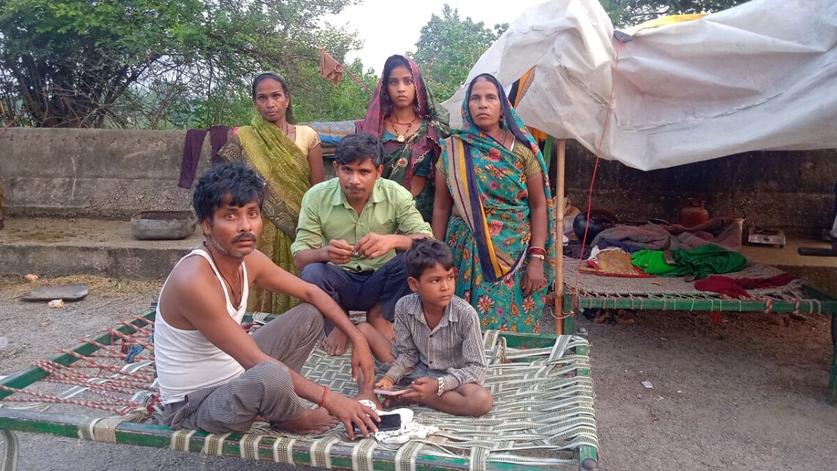 नोएडा सेक्टर-135 के फार्म हाउस में काम करने वाले खुशीराम अब सड़क पर रहने को मजबूर हैं.