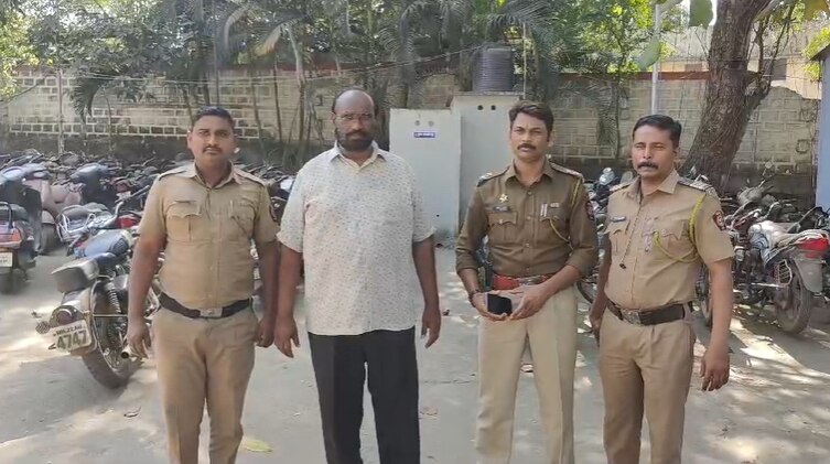 पुलिस की गिरफ्त में हमला करने वाला आरोपी.