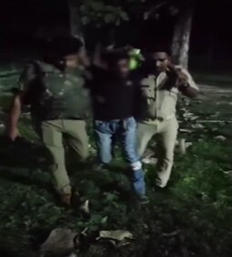 पुलिस की गिरफ्त में आरोपी.