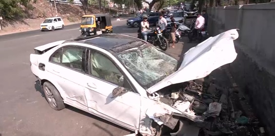 छतिग्रस्त मर्सिडीज कार.