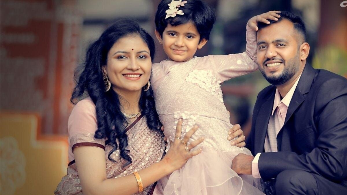 4 साल की उम्र में बनाया इंटरनेशनल रिकॉर्ड. मध्य प्रदेश के इंदौर की रहने वाली आदिरा अभी महज 4 साल 15 दिन की हैं. आदिरा पोरवाल ने अपना नाम इंटरनेशनल बुक ऑफ रिकॉर्ड में दर्ज करवाया है. इस मासूम बच्ची ने 15 अंकों की 5 संख्याओं को भारतीय और अंतरराष्ट्रीय डिजिट सिस्टम से पढ़कर दिखाया है.