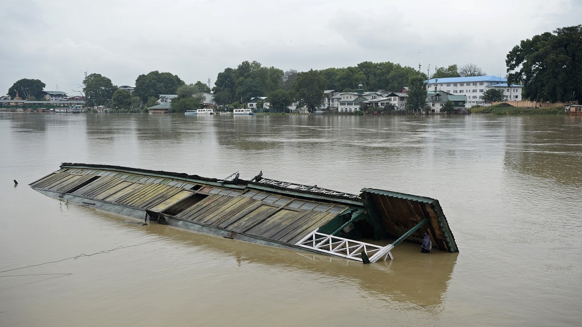 jhelum water dwellers condition (Photo- AFP) jhelum water dwellers condition (Photo- AFP)