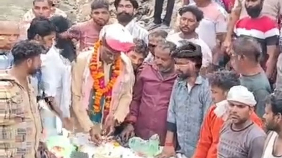 Agra BJP councilor unique protest cut birthday cake while standing in drain