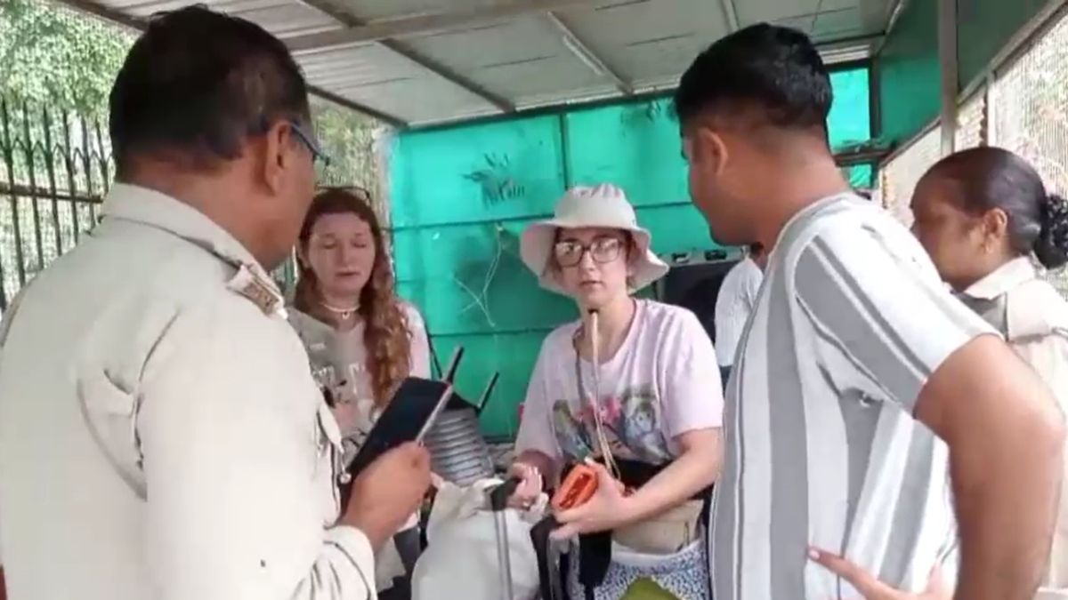 agra cab driver cheats french women tourists 50 euros returned by police