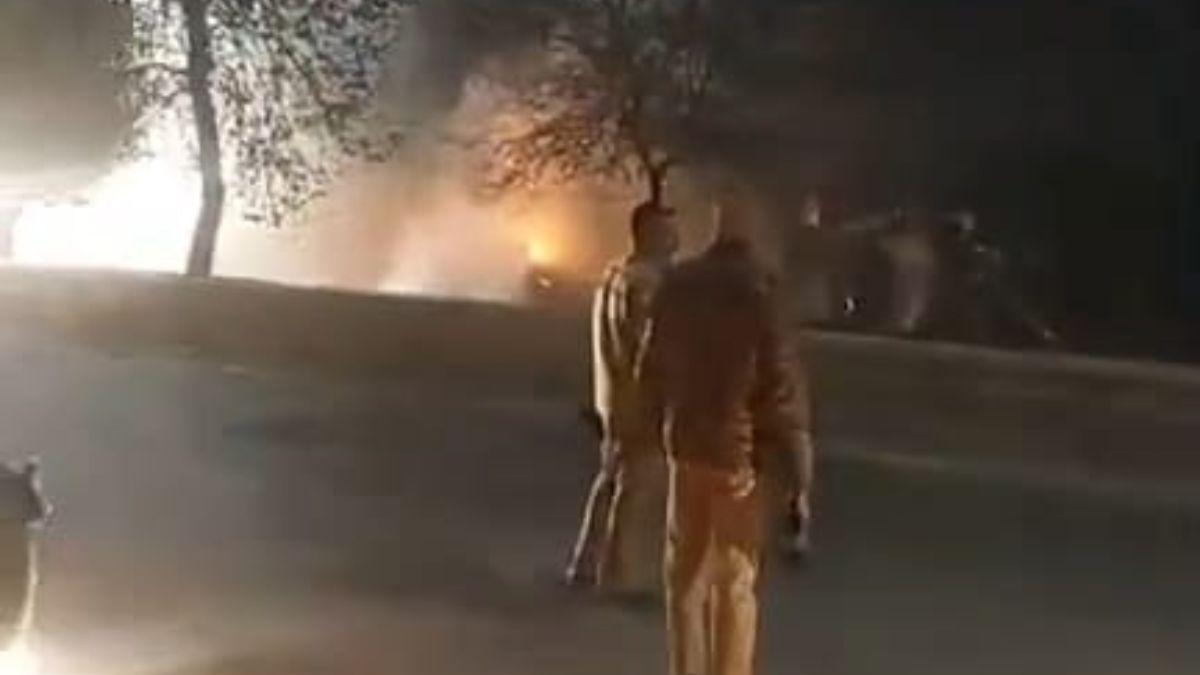 agra moving car catches fire driver burnt alive dies agra moving car catches fire driver burnt alive dies