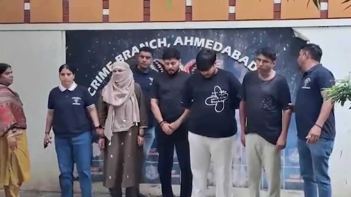 ahmedabad fraud man posed as builder cheated jewellers rs 4 crore 45 lakh family arrested ahmedabad fraud man posed as builder cheated jewellers rs 4 crore 45 lakh family arrested