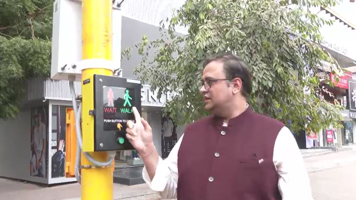 ahmedabad installs first pelican push button traffic signal for pedestrians on cg road ahmedabad installs first pelican push button traffic signal for pedestrians on cg road