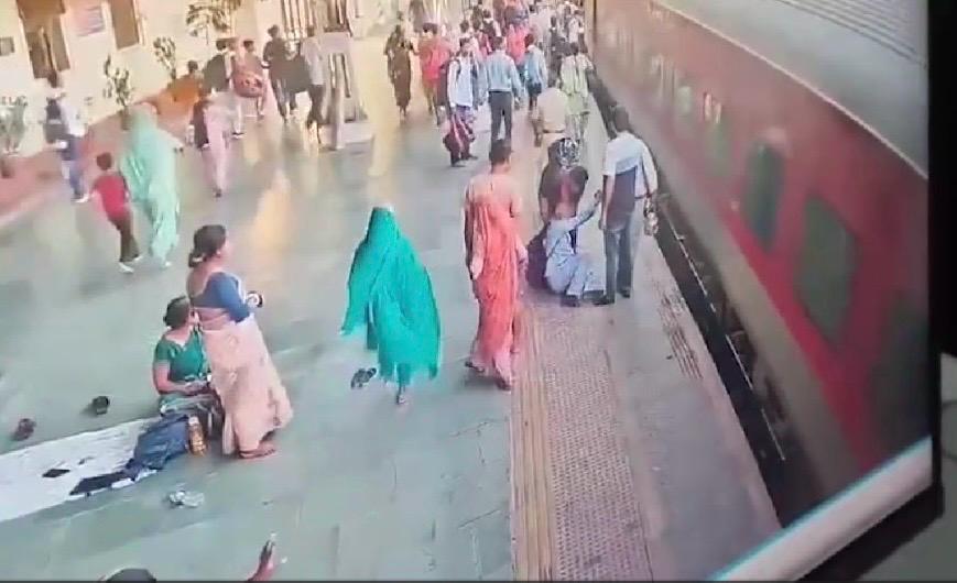 ajmer railway station train platform gap passenger rescued grf constable ajmer railway station train platform gap passenger rescued grf constable
