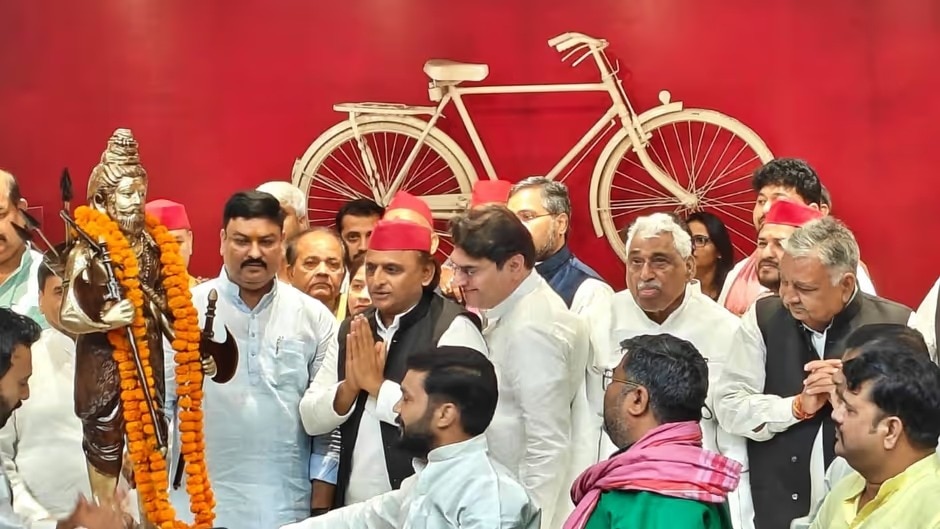 ब्राह्मण समुदाय के साथ अखिलेश यादव