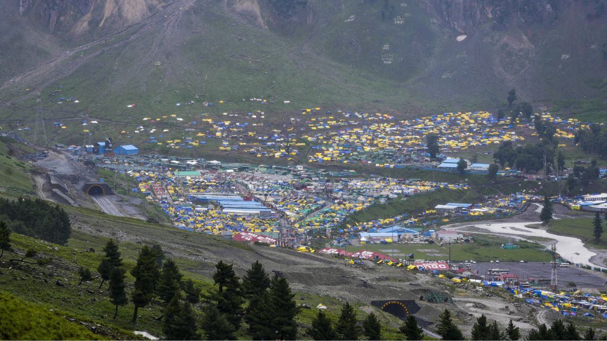 amarnath yatra restarts after six day weather break 6269 pilgrims leave jammu for baltal