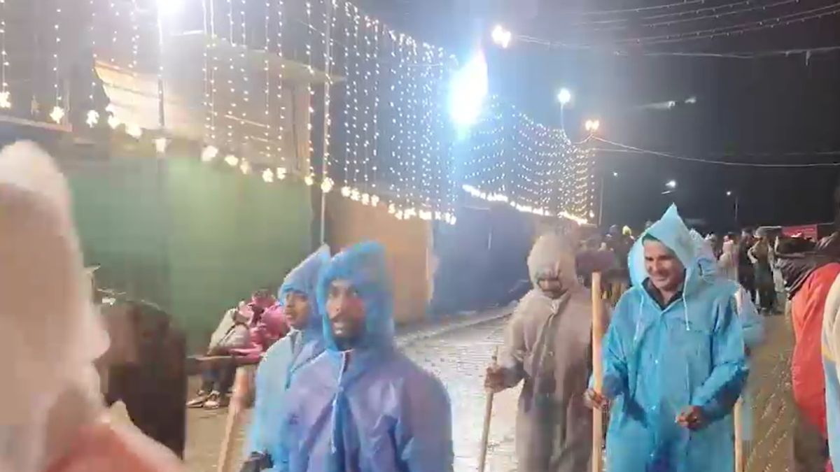 amarnath yatra restarts after six day weather break 6269 pilgrims leave jammu for baltal