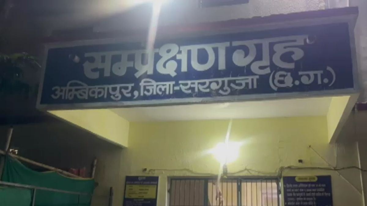 Amidst rain light off 11 juvenile delinquents broke window escaped from observation home Amidst rain light off 11 juvenile delinquents broke window escaped from observation home