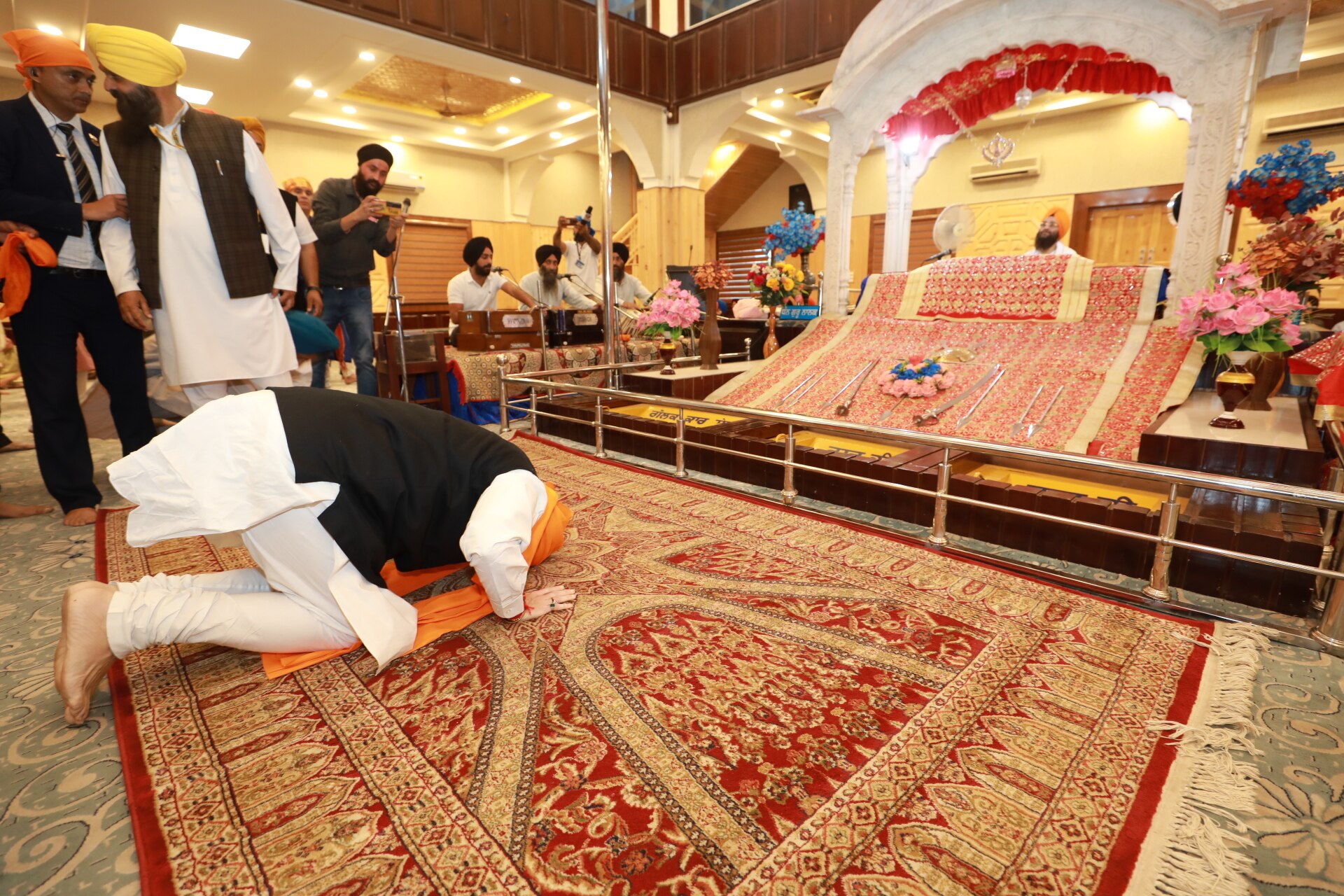 श्रीनगर के गुरुद्वारा छेंवी पातशाही में गृहमंत्री ने मत्था टेका.