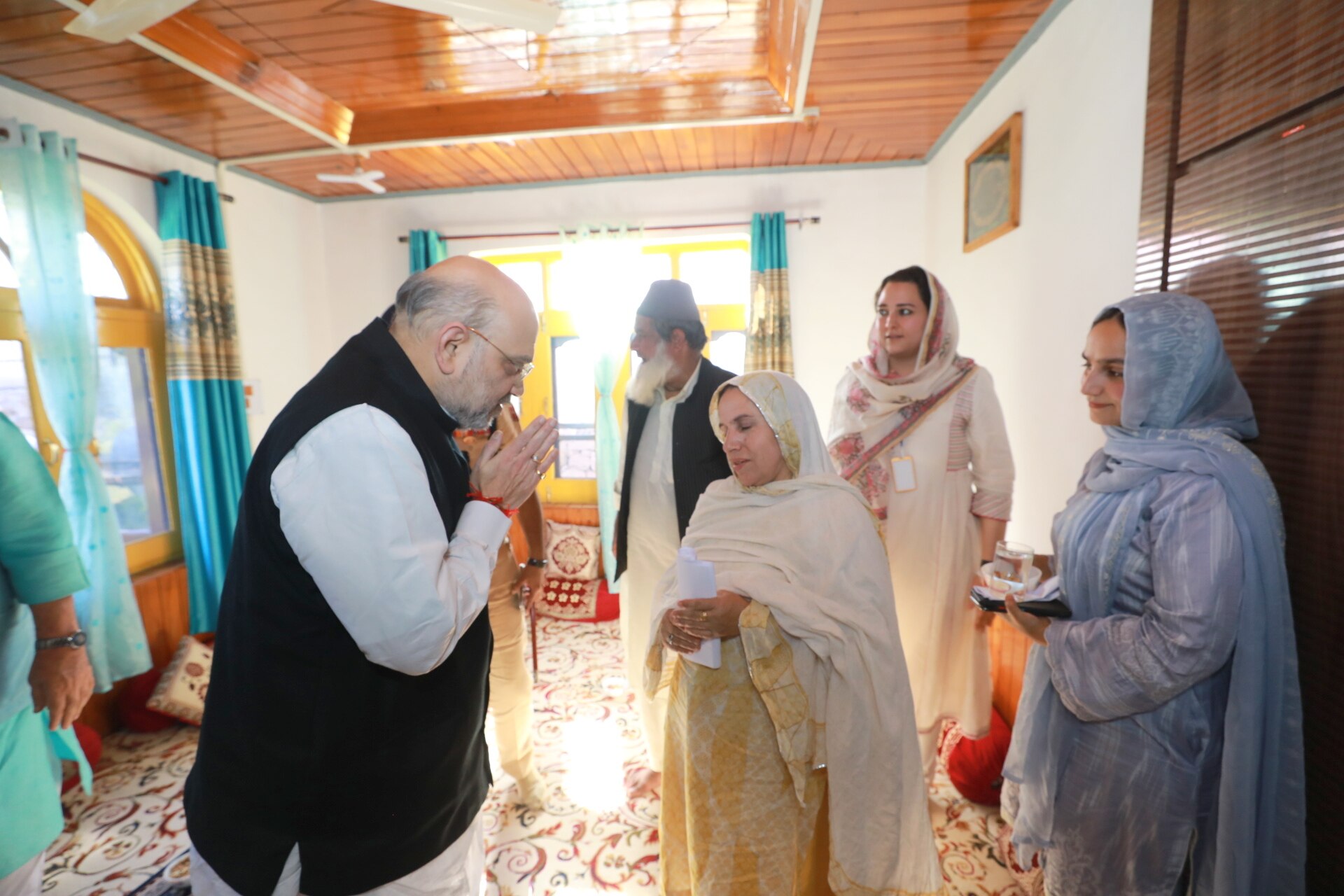 जम्मू पुलिस के शहीद जवान मुदासिर अहमद शेख के परिजनों से मिले अमित शाह.