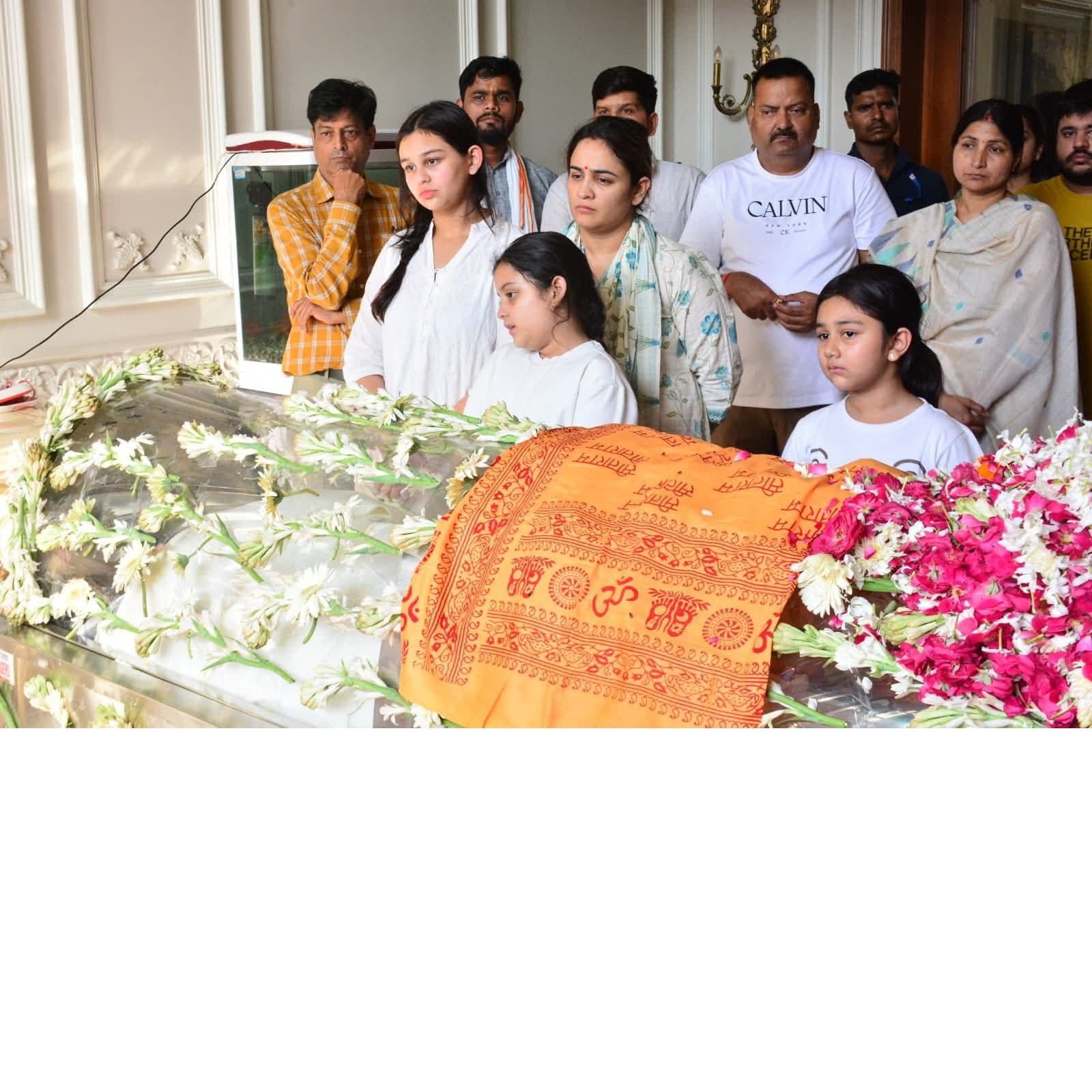 प्रतीक यादव की डेडबॉडी को बेटी निहारती रही. Photo ITG