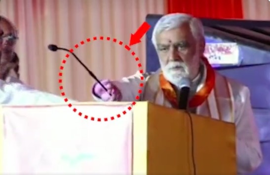 पोडियम पर लगा माइक भी केंद्रीय मंत्री ने मोड़ दिया