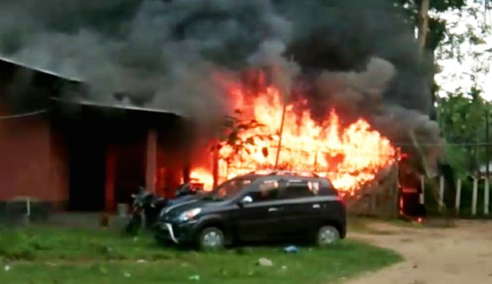 पूरी तरह से जल गया थाना पूरी तरह से जल गया थाना