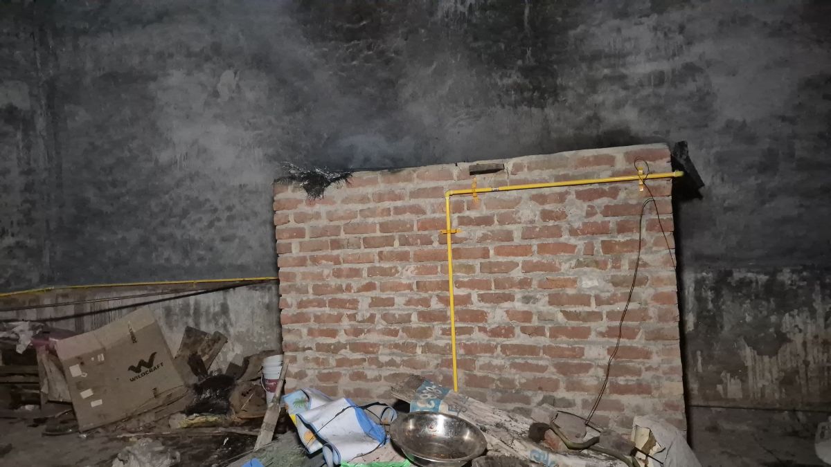 badarpur delhi house fire elderly woman dies gas pipeline leak suspected