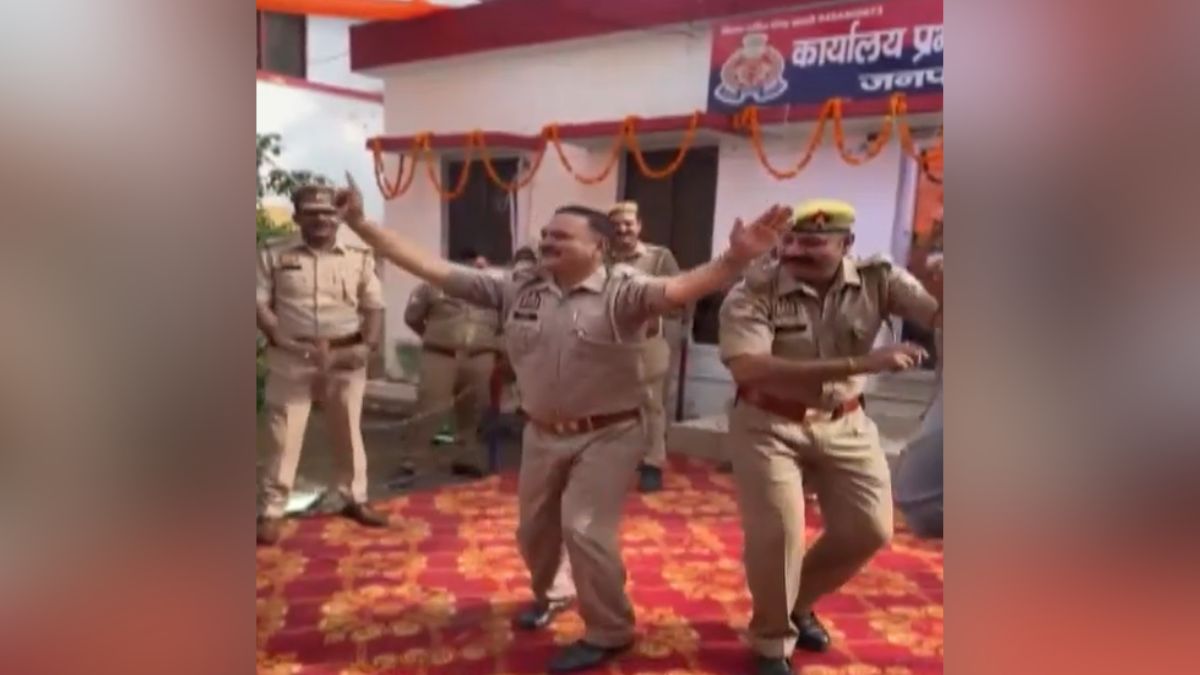 Baghpat Police Dance Video Constables Dance to Vatan Tera Jalwa on Independence Day