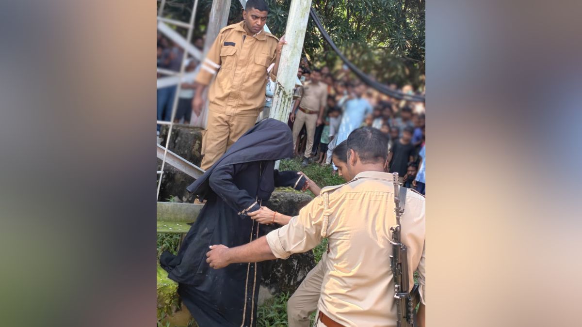 Bahraich Woman Climbs Mobile Tower Demand Marriage Comes Down After Online Bahraich Woman Climbs Mobile Tower Demand Marriage Comes Down After Online