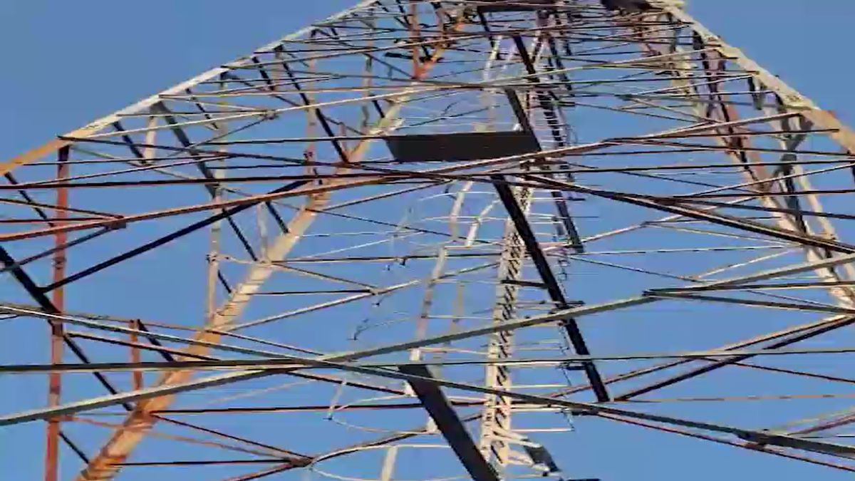 बलिया में प्रेमी से शादी को लेकर लड़की मोबाइल टावर पर चढ़ गई बलिया में प्रेमी से शादी को लेकर लड़की मोबाइल टावर पर चढ़ गई