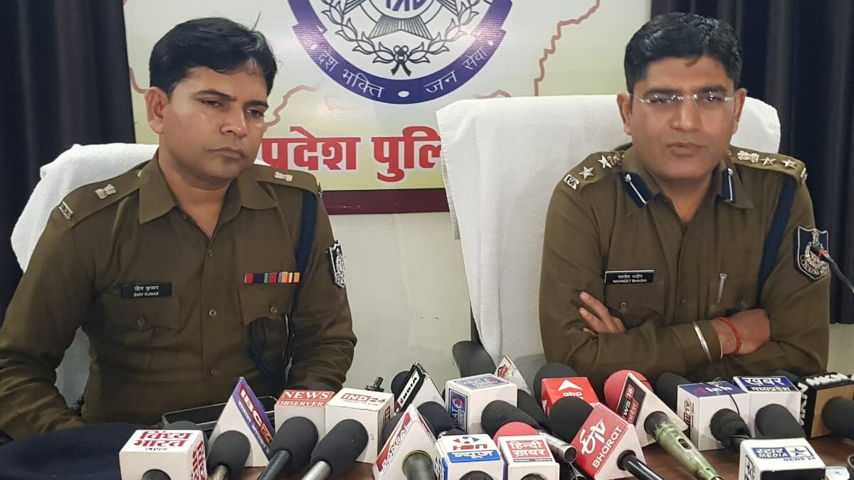 मामले का खुलासा करती पुलिस.