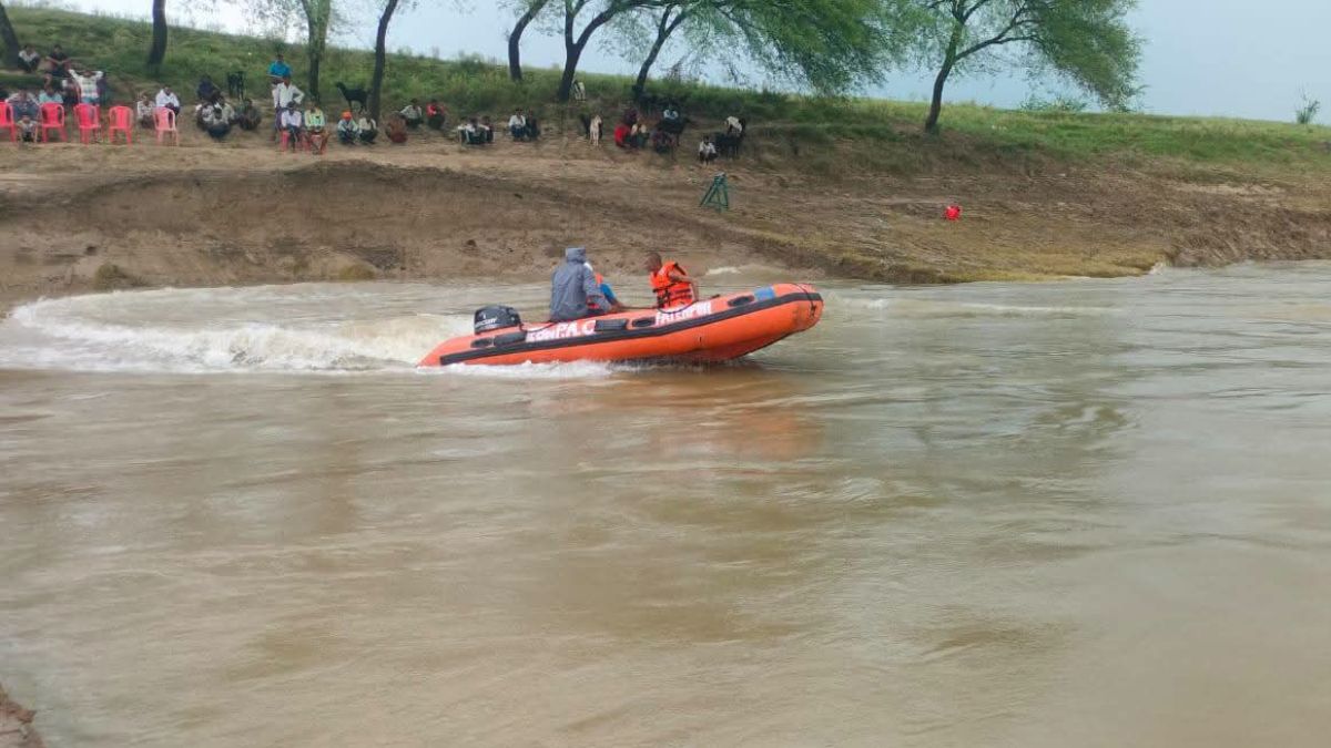 Banda 4 Year Old Child Fell Into Chandrawal River While Going For Treatment Banda 4 Year Old Child Fell Into Chandrawal River While Going For Treatment