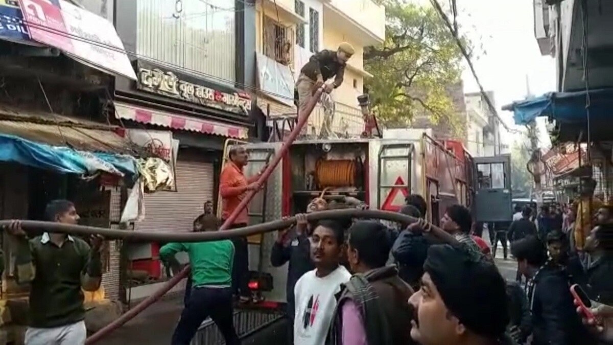 बांदा में 4 मंजिला मकान में लगी भीषण आग.   (Photo: Aajtak) 