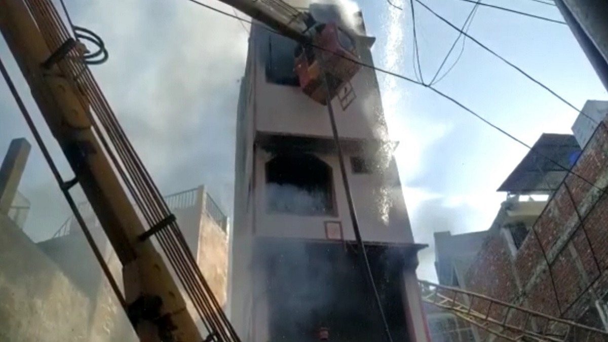 बांदा में 4 मंजिला मकान में लगी भीषण आग.   (Photo: Aajtak) 