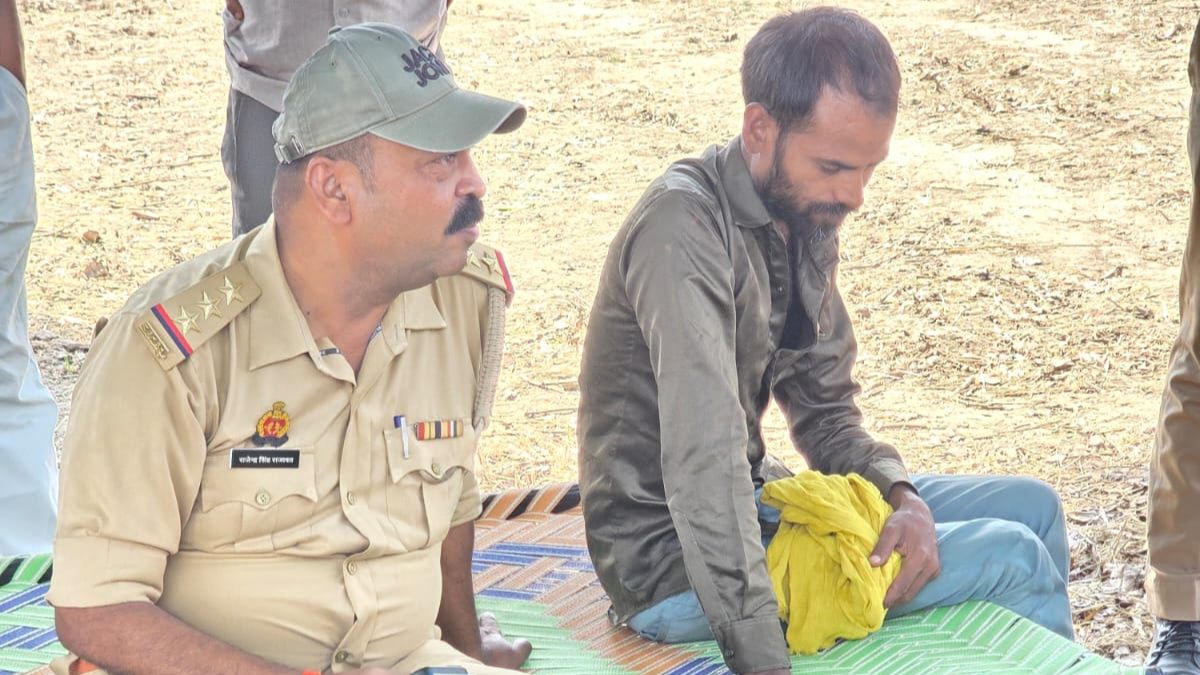 banda youth climbs high voltage tower demand 25 lakh loan police rescue