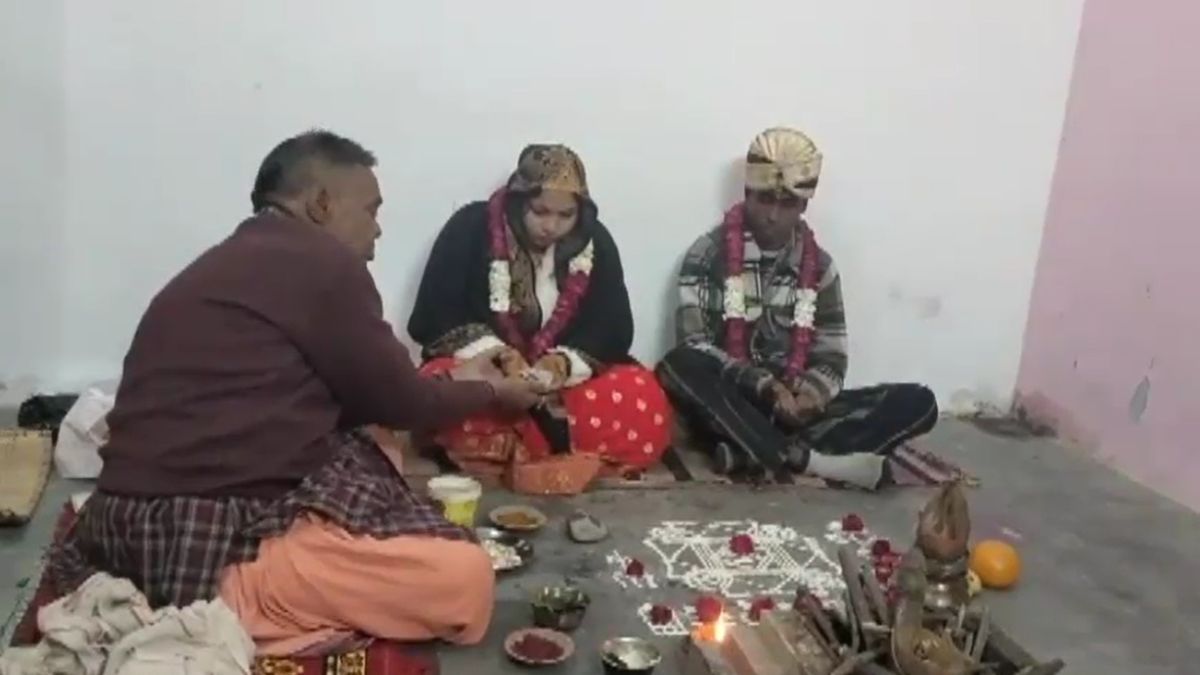 बरेली की आशिया बनी अंशिका, हिंदू प्रेमी संग मंदिर में लिए सात फेरे... मेले में हुई थी दोनों की मुलाकात