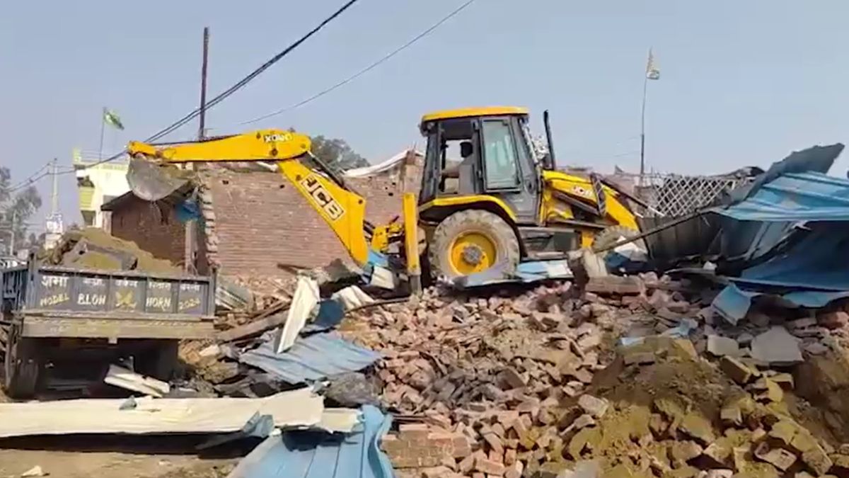 Bareilly Bulldozer runs on illegal mosque on village community land