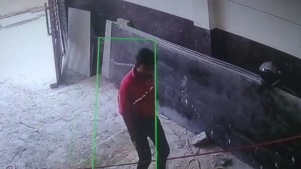 basti cylinder theft cctv thief steals filled gas cylinder in broad daylight