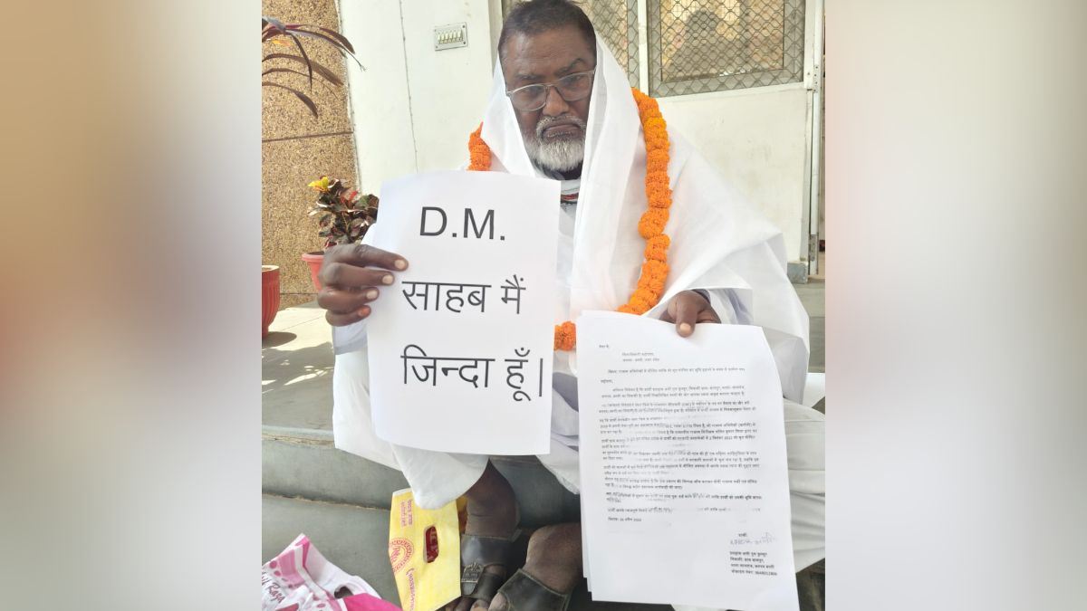 डीएम ऑफिस में कफन में लिपटे बस्ती के बुजुर्ग को जिंदा घोषित किया गया