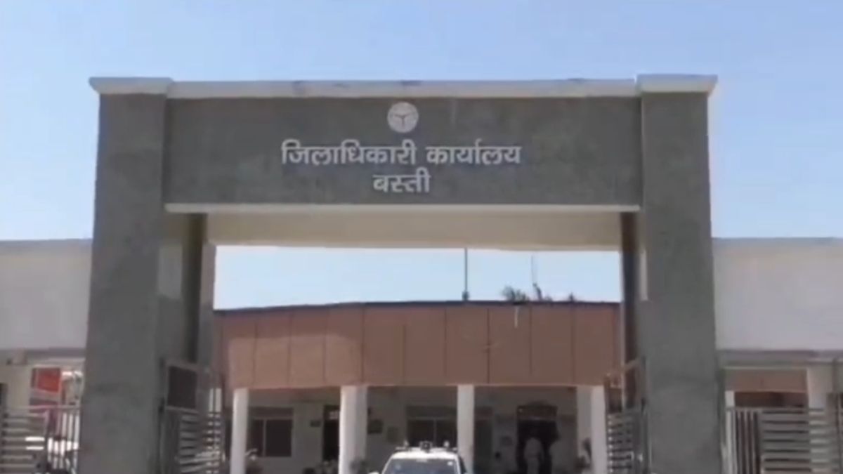 डीएम ऑफिस में कफन में लिपटे बस्ती के बुजुर्ग को जिंदा घोषित किया गया