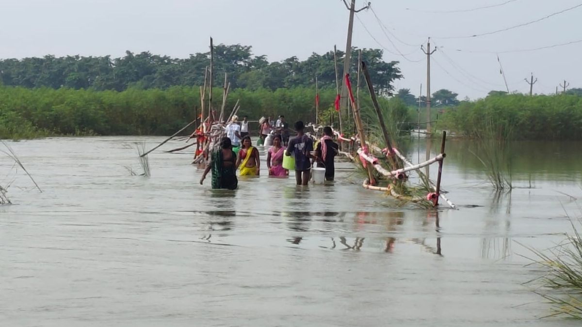 begusarai flood two women swept away ganga while bathing locals rescue begusarai flood two women swept away ganga while bathing locals rescue