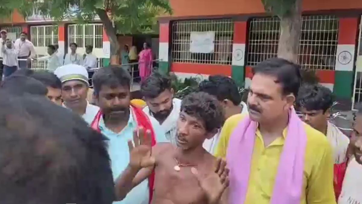 Begusarai Flood Victim Relief Looting Former Minister Rebukes CO Video Viral