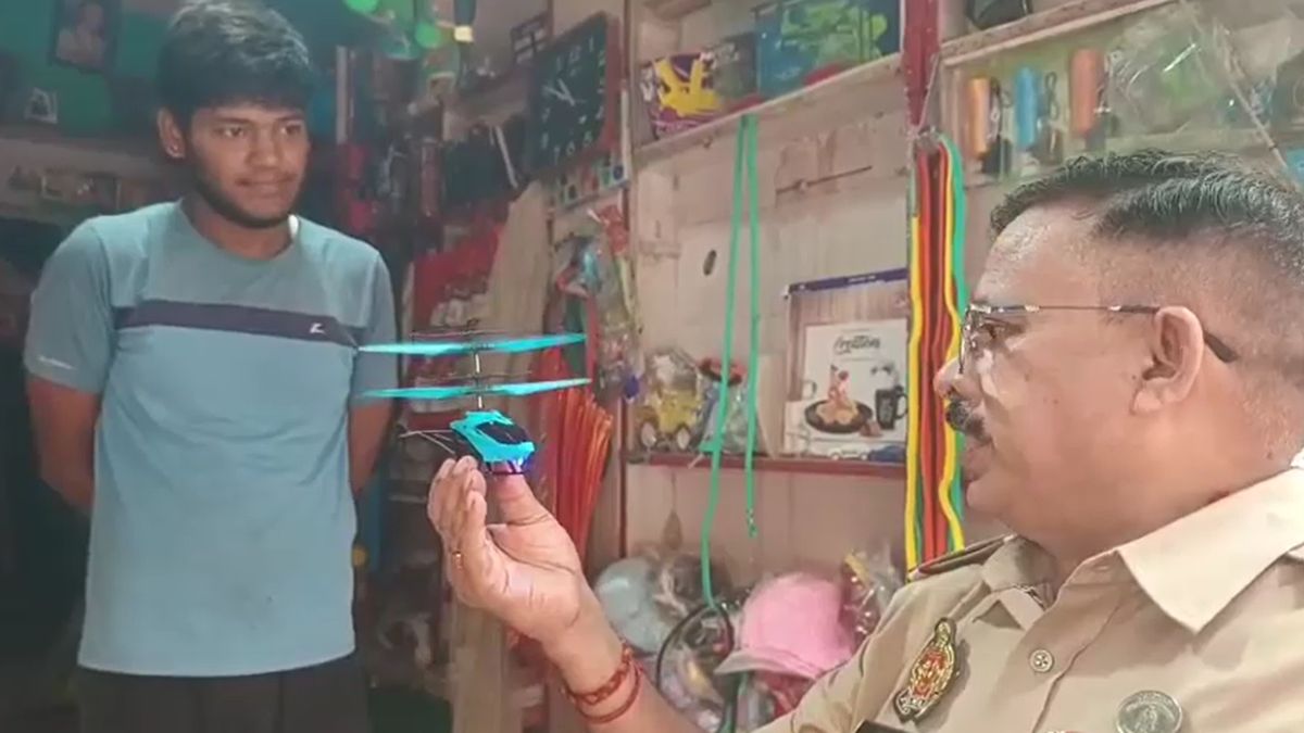 बच्चों के इस खिलौने से क्यों फैली दहशत... भदोही में पुलिस ने बिक्री पर लगाई रोक, जानें पूरी कहानी बच्चों के इस खिलौने से क्यों फैली दहशत... भदोही में पुलिस ने बिक्री पर लगाई रोक, जानें पूरी कहानी