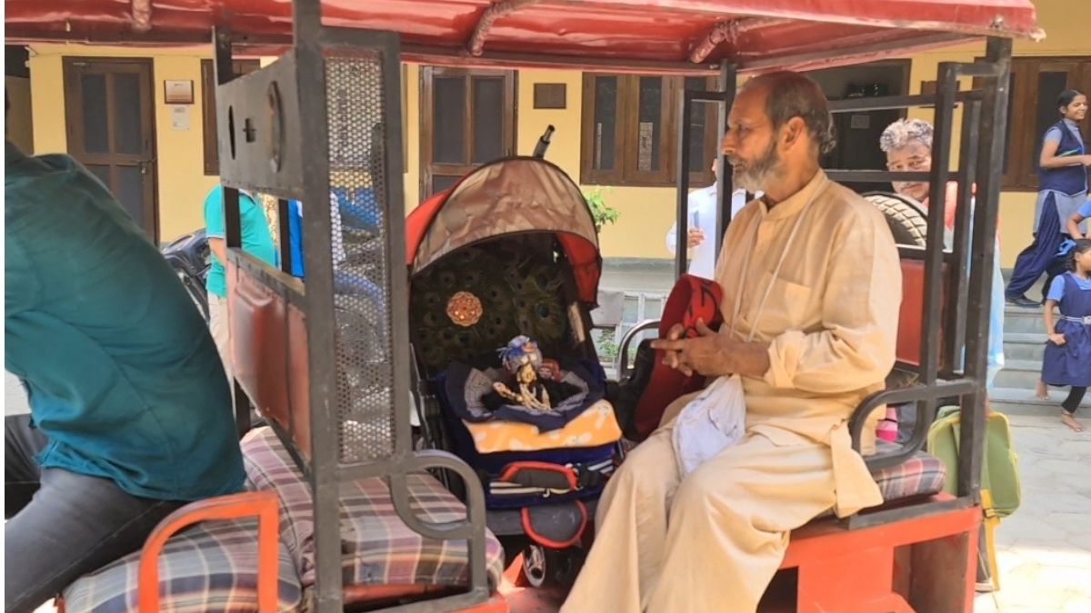 भक्त ने लड्डू गोपाल का कराया एडमिशन, रोज यूनिफार्म पहनाकर लंच बॉक्स लेकर ले जाते हैं स्कूल