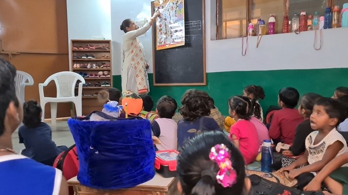 भक्त ने लड्डू गोपाल का कराया एडमिशन, रोज यूनिफार्म पहनाकर लंच बॉक्स लेकर ले जाते हैं स्कूल