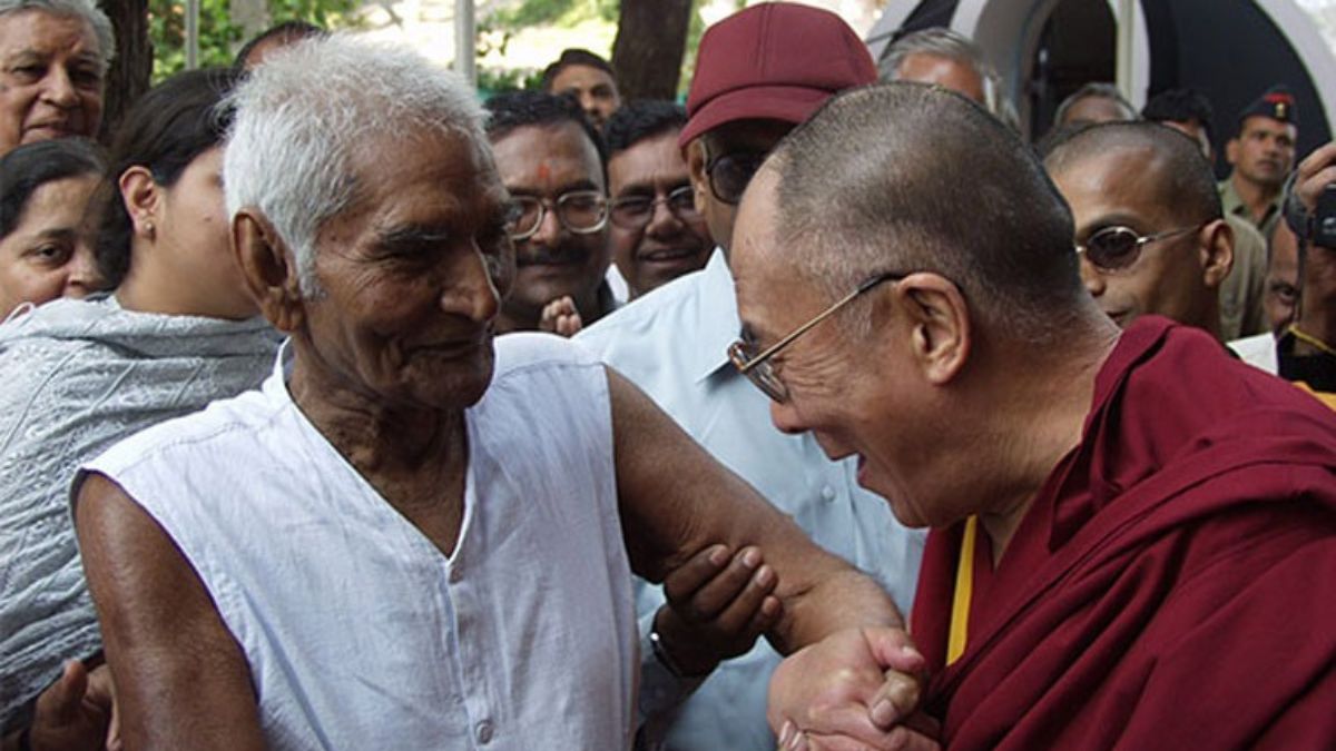 बाबा आमटे के कार्यों से प्रभावित होकर दलाई लामा ने आनंदवन का दौरा किया.